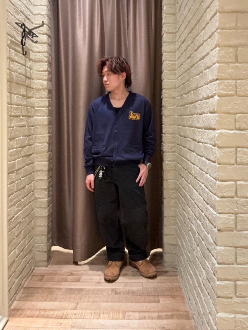 「カーディガン、ストリート、シンプルコーデ、バックプリント、ヒステリックグラマー、HYSTERIC GLAMOUR、ワイドパンツ 」｜「HYSTERIC GLAMOURのダブルニーパンツ（その他パンツ、ブラック系）」を使った、hysteric0717さん（メンズ・163cm）の春コーディネートの1枚目の写真