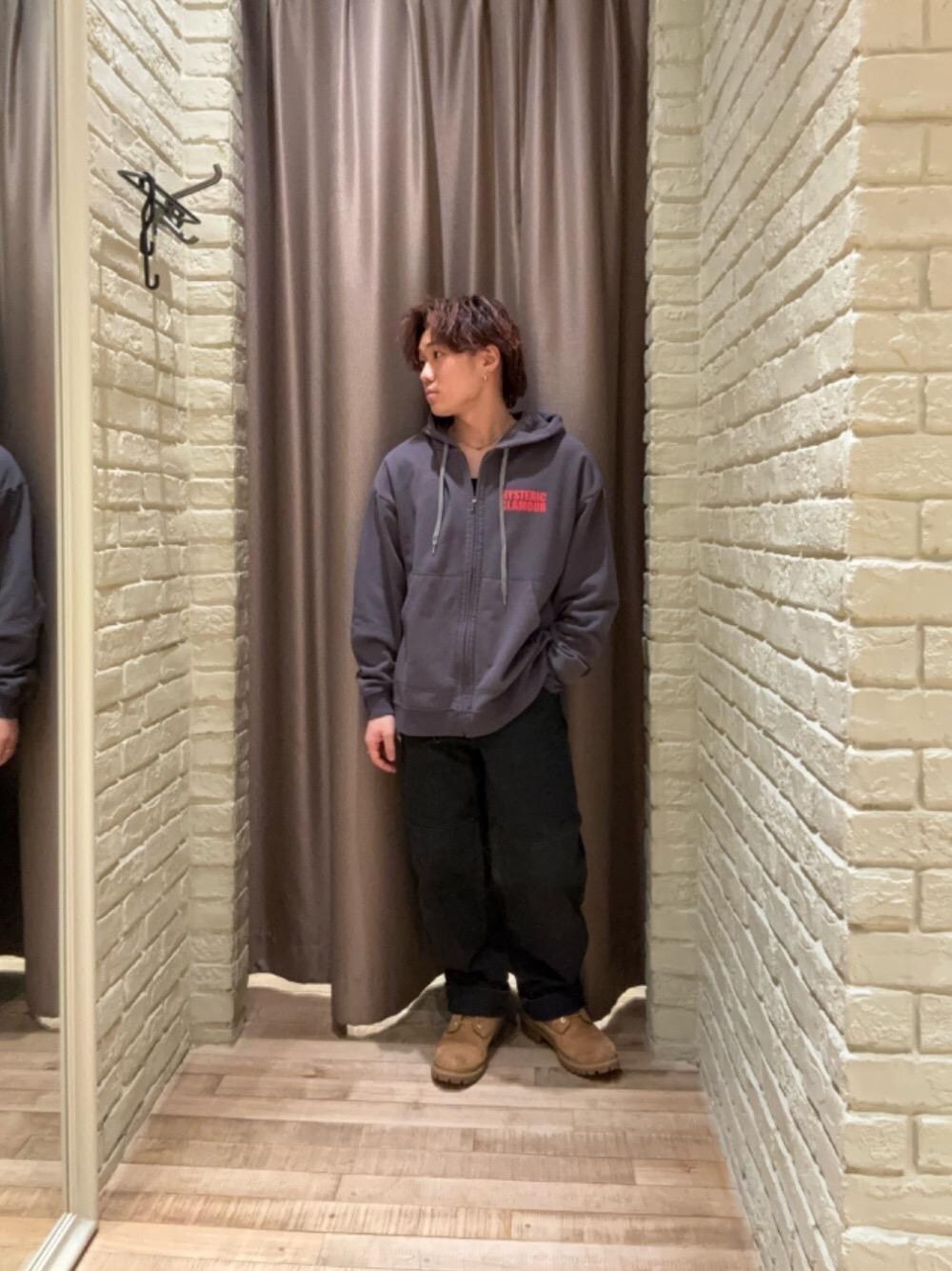 「パーカー、ストリート、シンプルコーデ、バックプリント、ヒステリックグラマー、HYSTERIC GLAMOUR、ワイドパンツ 」｜「HYSTERIC GLAMOURのダブルニーパンツ（その他パンツ、ブラック系）」を使った、hysteric0717さん（メンズ・163cm）の春コーディネートの1枚目の写真