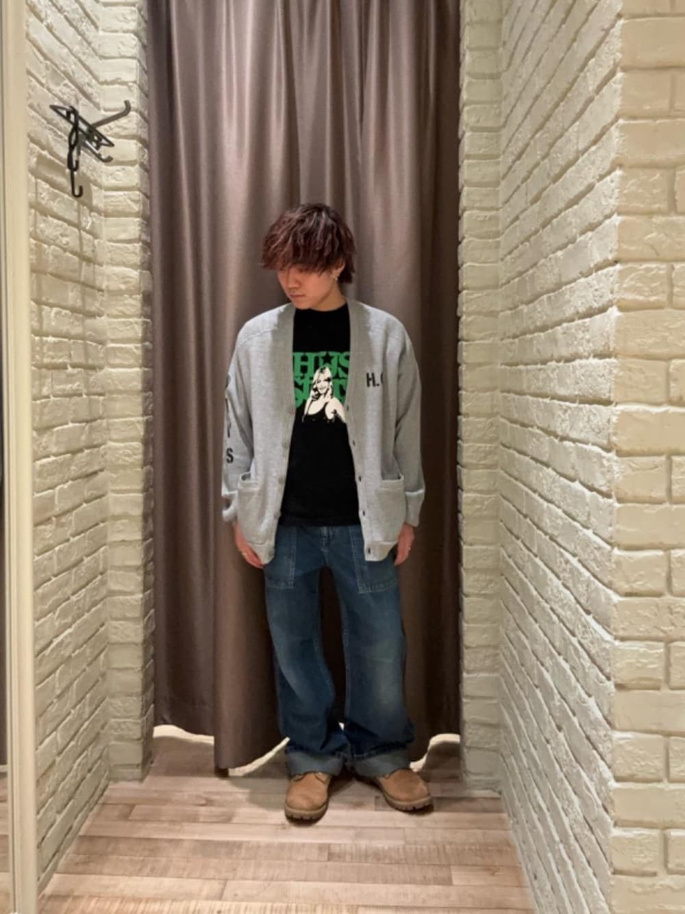 「カーディガン、Tシャツ、ストリート、シンプルコーデ、ヒステリックグラマー、HYSTERIC GLAMOUR、ワイドパンツ 」｜「HYSTERIC GLAMOURのベイカーデニムパンツ（デニムパンツ、ブルー系）」を使った、hysteric0717さん（メンズ・163cm）の春コーディネートの1枚目の写真