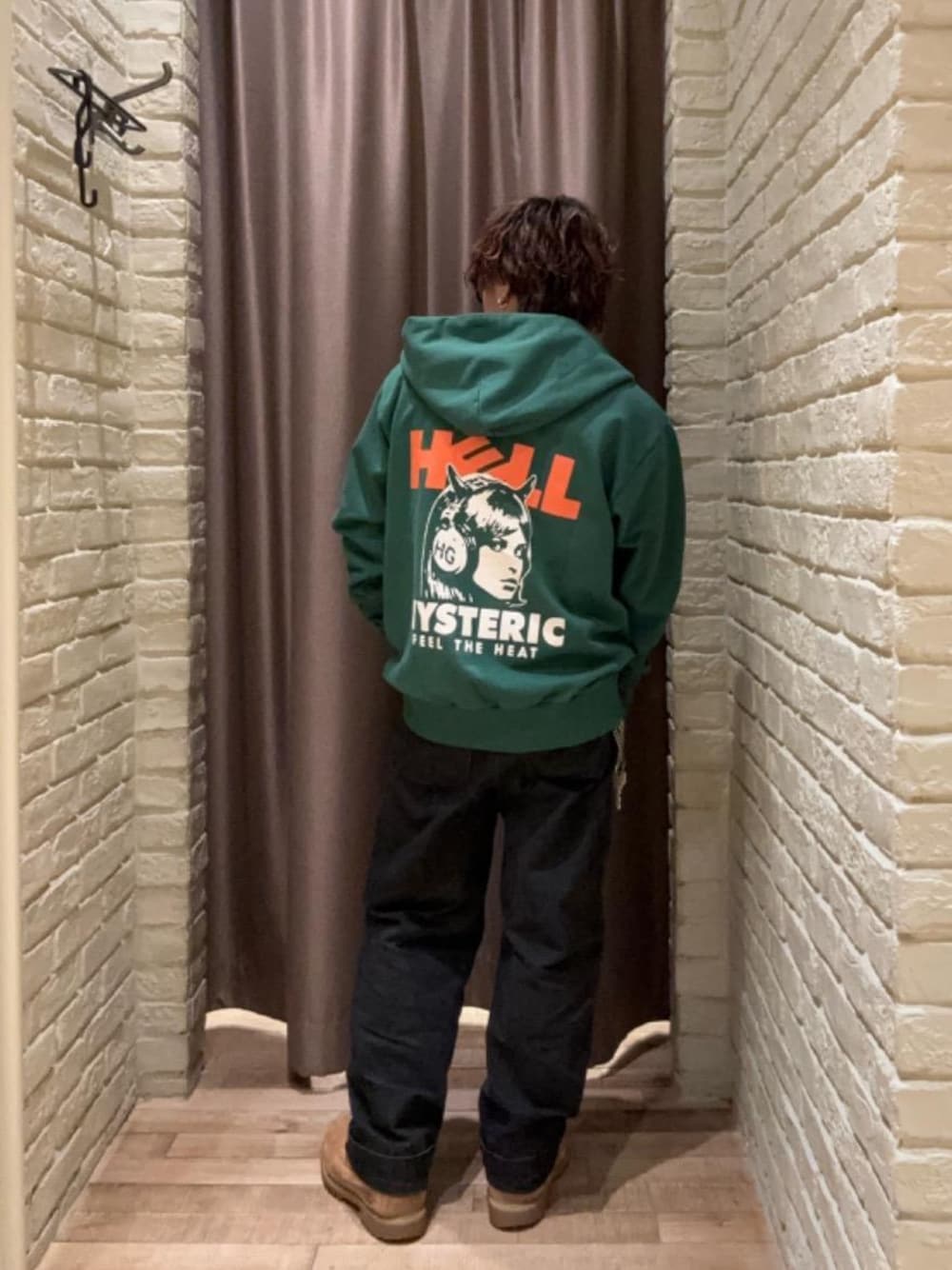 「パーカー、ストリート、シンプルコーデ、バックプリント、ヒステリックグラマー、HYSTERIC GLAMOUR、ワイドパンツ 」｜「HYSTERIC GLAMOURのダブルニーパンツ（その他パンツ、ブラック系）」を使った、hysteric0717さん（メンズ・163cm）の春コーディネートの1枚目の写真