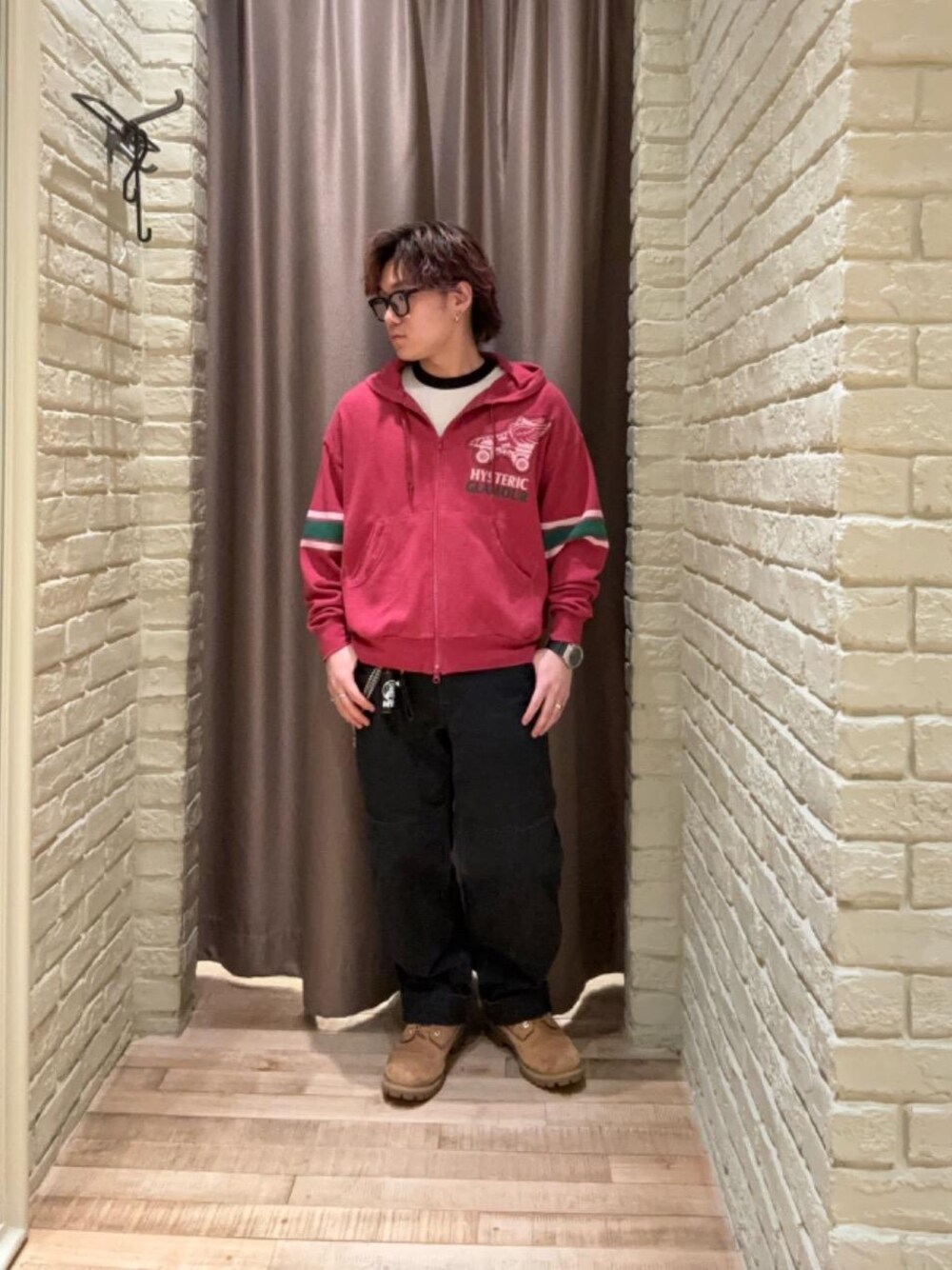「パーカー、ストリート、バックプリント、ヒステリックグラマー、HYSTERIC GLAMOUR、ワイドパンツ 」｜「HYSTERIC GLAMOURのダブルニーパンツ（その他パンツ、ブラック系）」を使った、hysteric0717さん（メンズ・163cm）の春コーディネートの1枚目の写真