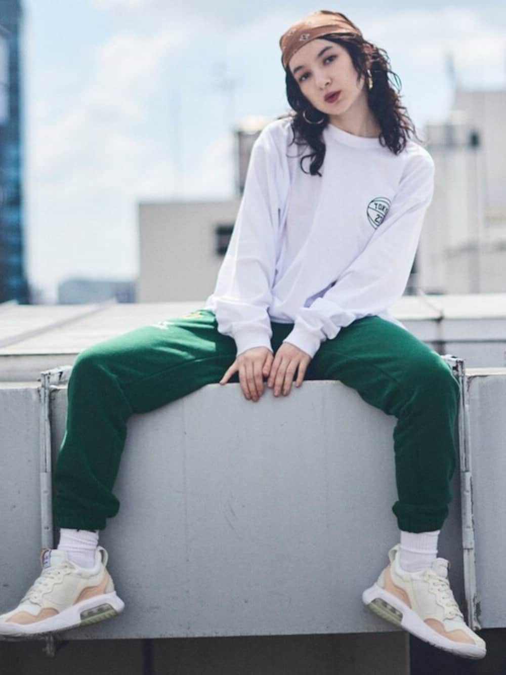ホワイト系のTシャツ/カットソー、ホワイト系のソックス/靴下を着用したレディースの冬コーディネートの1枚目の写真