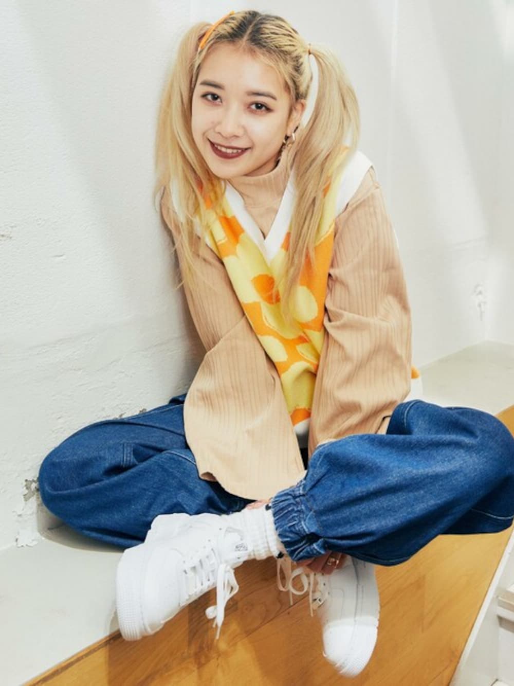 「NIKE、花柄、ストリート、ベスト、レイヤードスタイル、UGG、白スニーカー、韓国ファッション、atmospink、UGG@mos」｜「NIKEのNIKE WOMNES AIR FORCE 1 FONTANKA / ナイキ ウィメンズ エア フォース  フォンタンカ【SP】（スニーカー、ホワイト系）」を使った、atmos pinkさん（レディース・163cm）の冬コーディネートの1枚目の写真