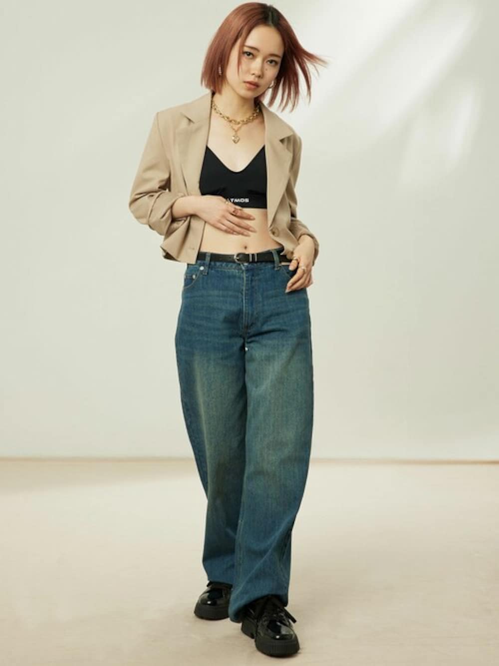 「スニーカー、ジャケット、デニム、カジュアル、ストリート、PUMA、モード、韓国ファッション、atmospink」｜「PUMAのPUMA DINARA WNS ATMOS PINK / プーマ ディナーラ ウィメンズ アトモスピンク【SP】（スニーカー、ブラック系）」を使った、atmos pinkさん（レディース・160cm）の冬コーディネートの1枚目の写真
