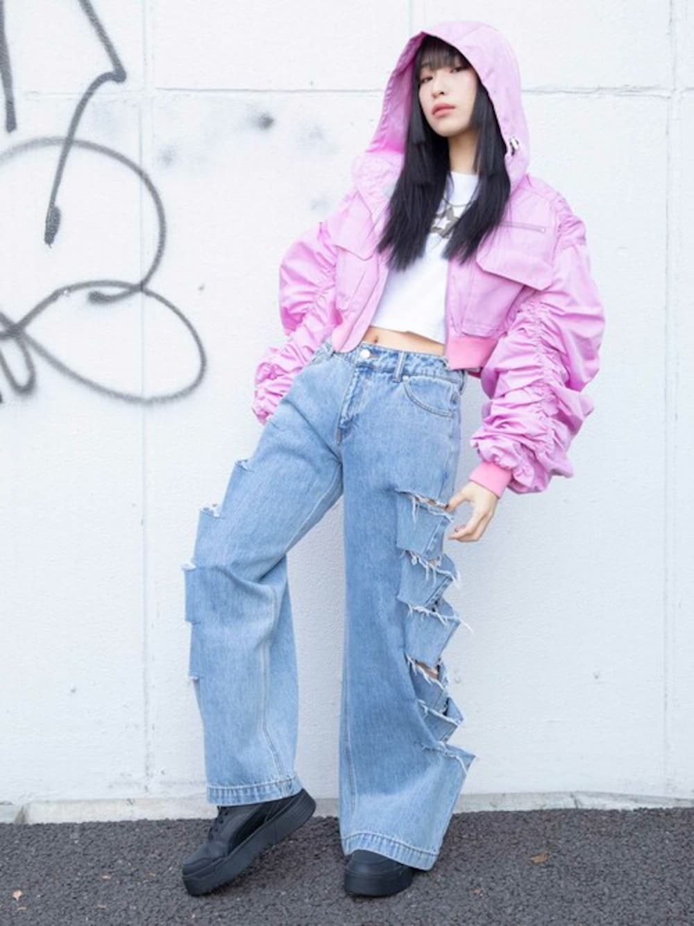 「スニーカー、ストリート、ワイドパンツ、PUMA、ANNA SUI、春コーデ、クロップドトップス、韓国ファッション、atmospink、スポーツミックス」｜「ANNA SUI NYCのANNA SUI NYC シャカ2 シャーリング ショート MA-1 【SP】（MA-1、ピンク系）」を使った、atmos pinkさん（レディース・160cm）の冬コーディネートの1枚目の写真