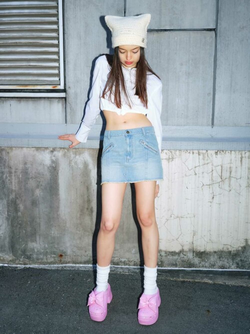 「ストリート、ミニスカート、デニムスカート、デート、crocs、春コーデ、厚底サンダル、韓国ファッション、atmospink」｜「ANNA SUI NYCのANNA SUI NYC セクシーバック ロングスリーブ Tシャツ  【SP】（Tシャツ/カットソー、ホワイト系）」を使った、atmos pinkさん（レディース・160cm）の春コーディネートの1枚目の写真