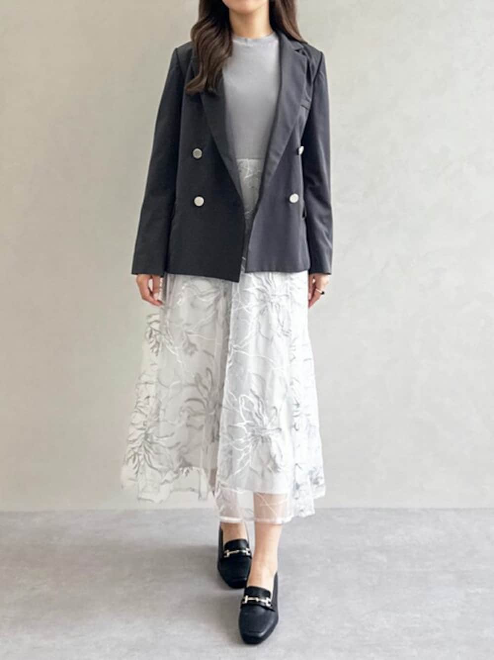 グレー系のワンピース、グレー系のテーラードジャケットを着用したレディースの秋コーディネートの1枚目の写真