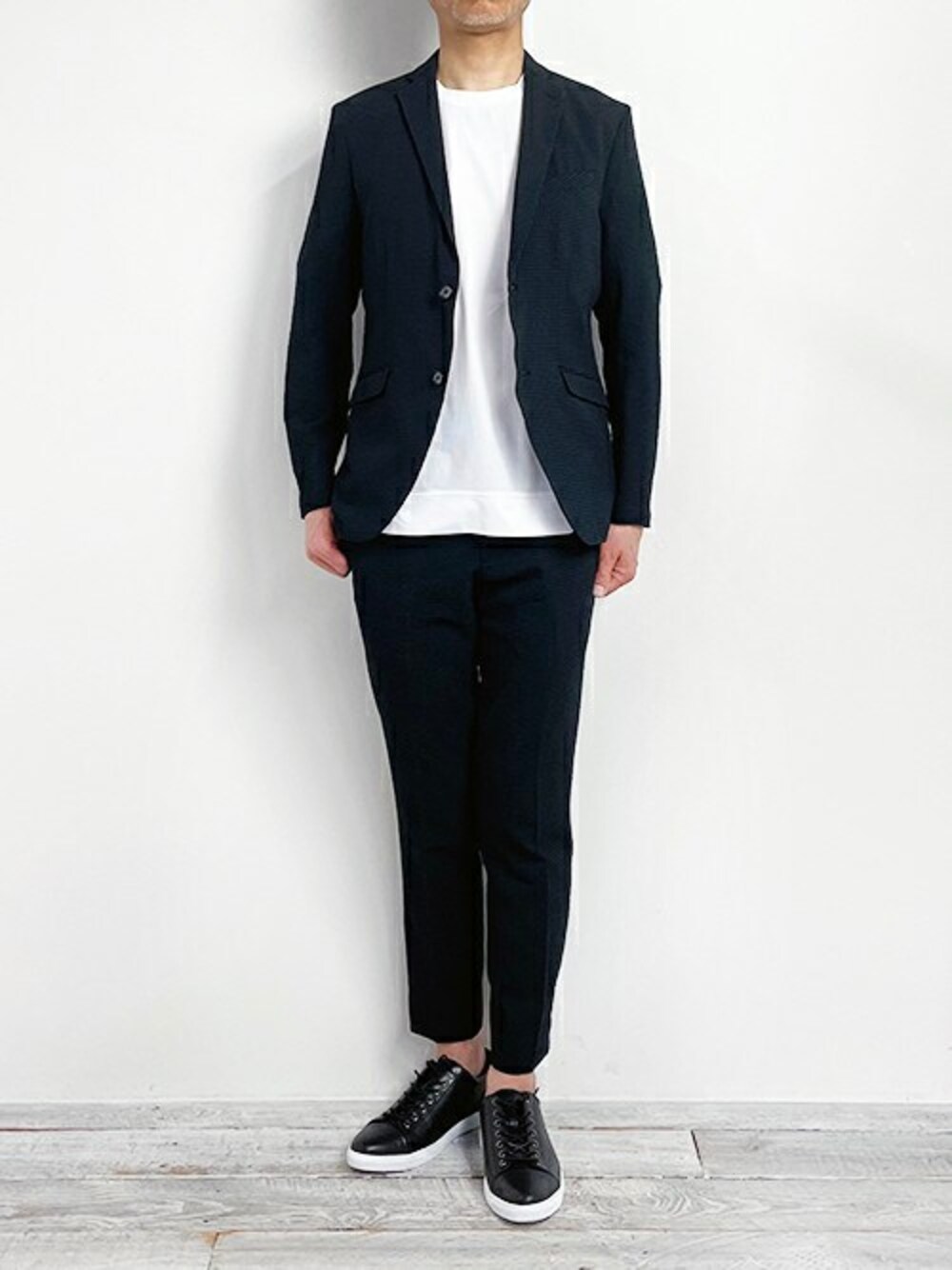 ホワイト系のTシャツ/カットソー、ブラック系のスニーカーを着用したメンズの春コーディネートの1枚目の写真