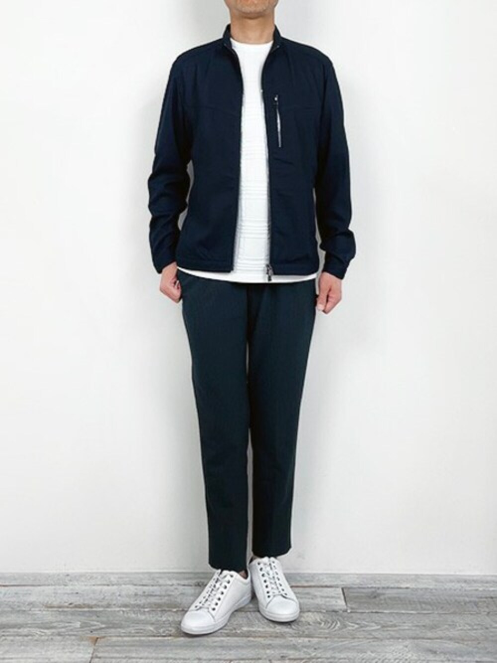 ブルー系のライダースジャケット、ホワイト系のTシャツ/カットソー、ホワイト系のスニーカーを着用したメンズの春コーディネートの1枚目の写真