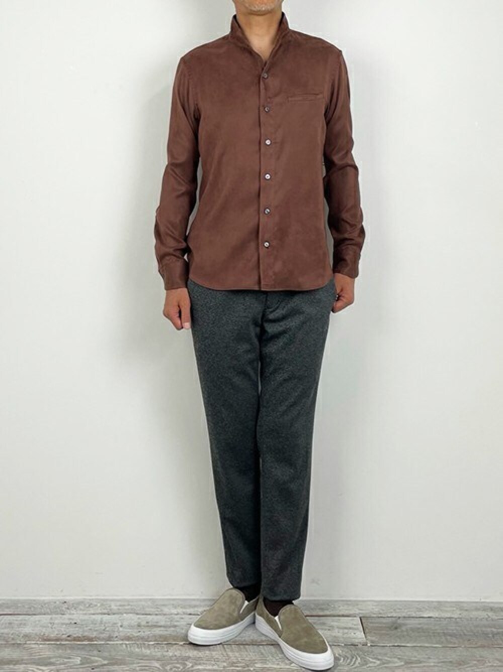 グレー系のその他パンツ、グレー系のスリッポンを着用したメンズの秋コーディネートの1枚目の写真