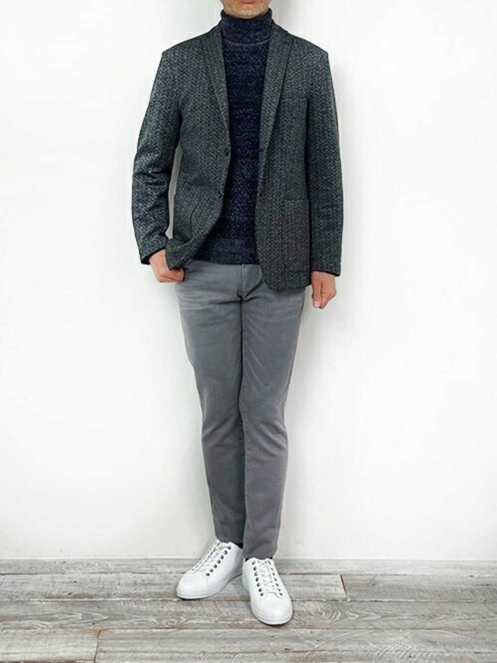 ホワイト系のスニーカーを着用したメンズの秋コーディネートの1枚目の写真