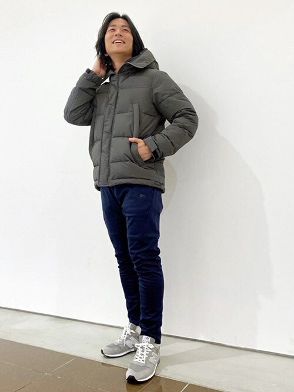 「アウター、ダウンジャケット、ダウン、New Balance、ニューバランス、NEWBALANCE、NANGA、休日スタイル、ナンガ、秋冬コーデ」｜「NANGAのNANGA(ナンガ）別注　ショートダウンジャケット（ダウンジャケット/コート、グレー系）」を使った、ニコルさん（メンズ・175cm）の秋コーディネートの1枚目の写真