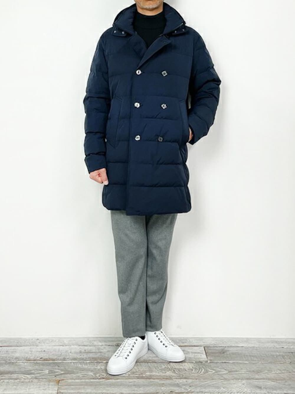 ホワイト系のスニーカーを着用したメンズの冬コーディネートの1枚目の写真