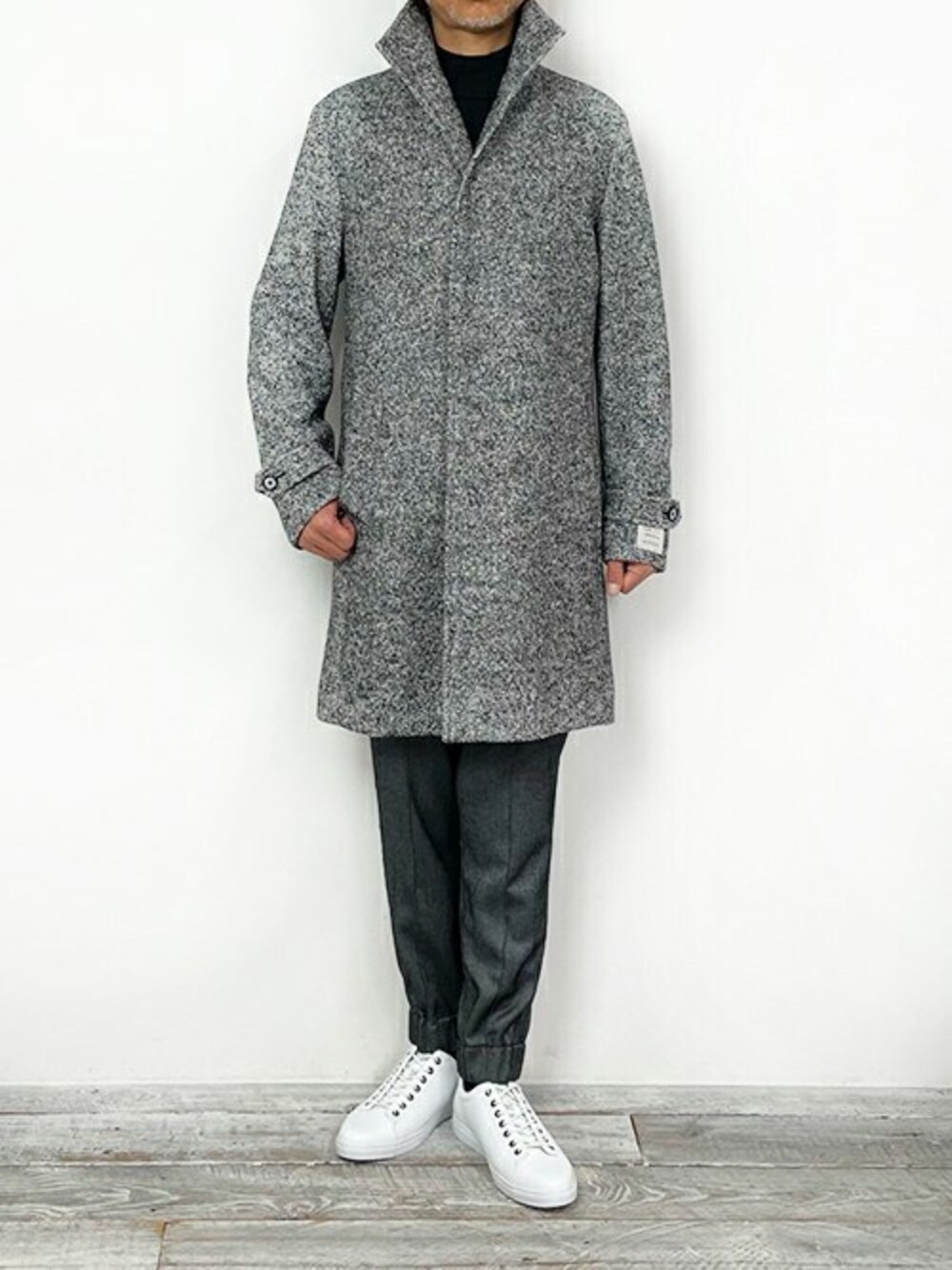 ホワイト系のスニーカーを着用したメンズの冬コーディネートの1枚目の写真