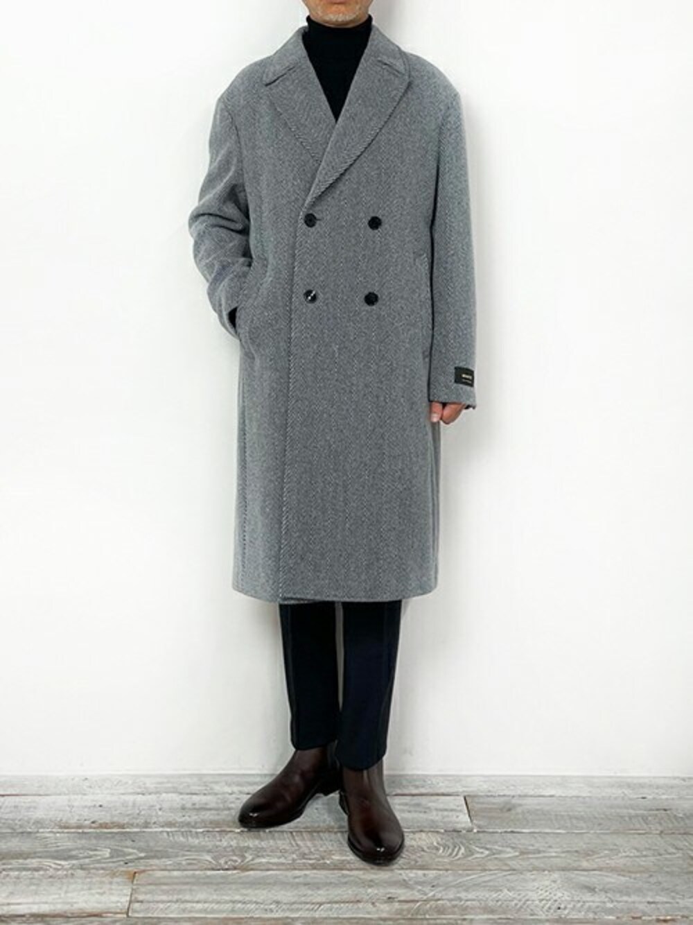 ブラウン系のブーツを着用したメンズの冬コーディネートの1枚目の写真