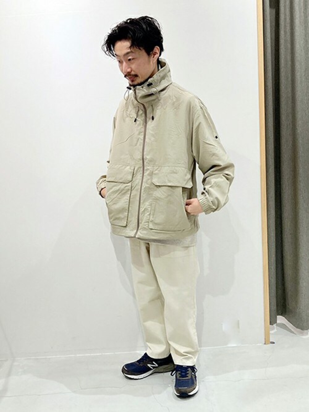「マンパ、マウンテンパーカー、カジュアル、ワントーンコーデ、ニューバランス、NEWBALANCE、春アウター、春、春コーデ」｜「Grand PARKの撥水フードマウンテンパーカー（マウンテンパーカー、ベージュ系）」を使った、ニコルさん（メンズ・170cm）の冬コーディネートの1枚目の写真
