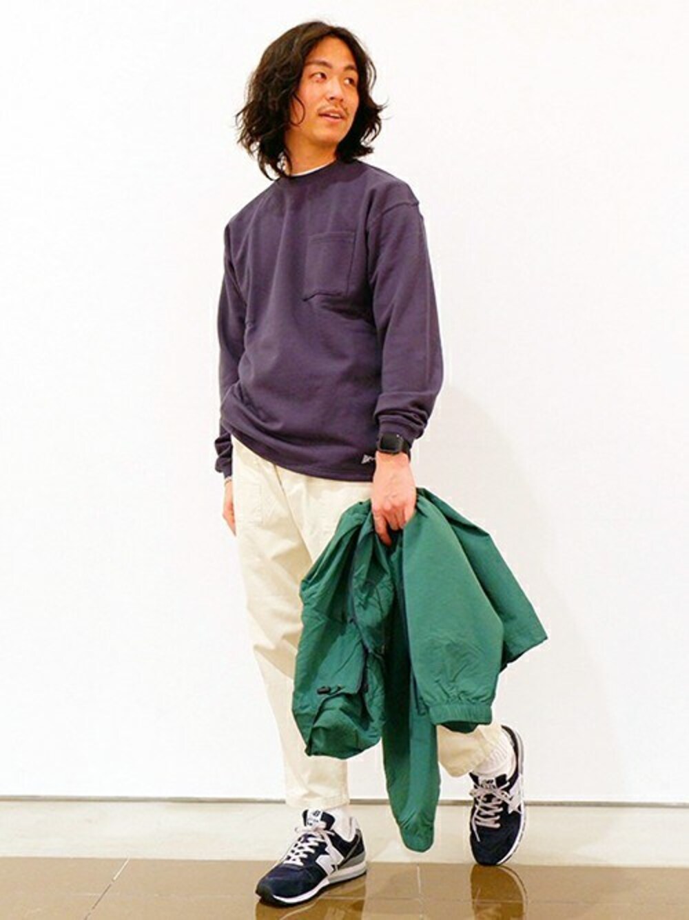 「カットソー、マウンテンパーカー、カジュアル、シンプル、ニューバランス、NEWBALANCE、春、春コーデ、ポケットＴシャツ」｜「Grand PARKのミニ裏毛ポケット付きスウェット（スウェット、グレー系）」を使った、ニコルさん（メンズ・175cm）の春コーディネートの1枚目の写真
