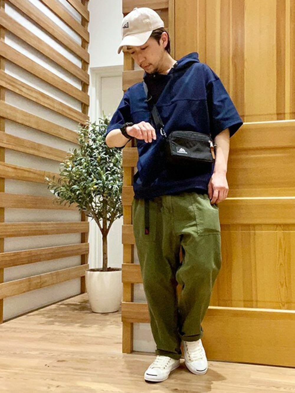 「スウェット、カジュアル、キャップ、パーカー、カーゴパンツ、ベイカーパンツ、ジャックパーセル、春コーデ、夏コーデ、半袖パーカー」｜「Grand PARKの圧縮マイクロ鹿の子半袖パーカー（パーカー、ブルー系）」を使った、ニコルさん（メンズ・170cm）の春コーディネートの1枚目の写真