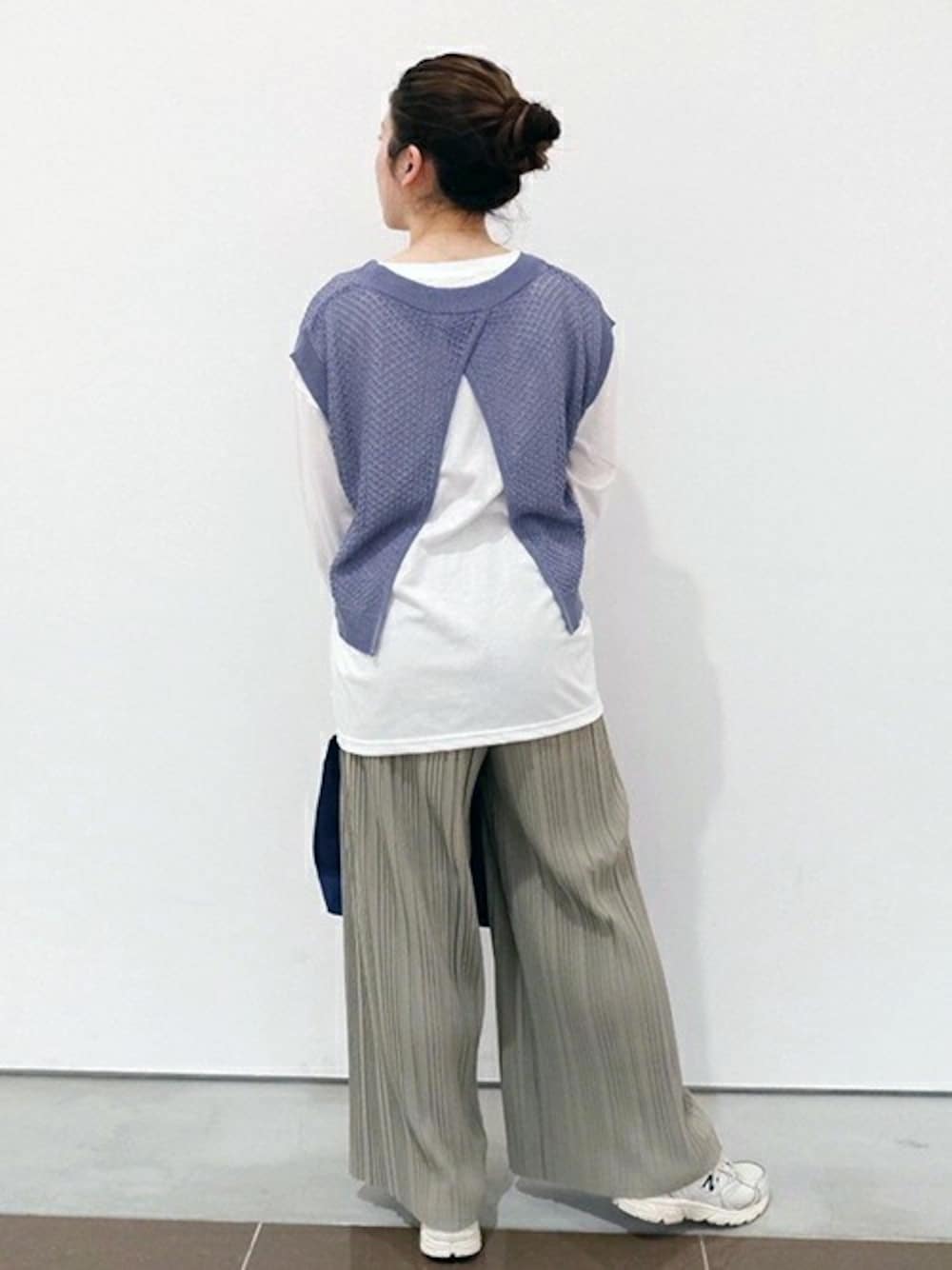 「カジュアル、レイヤードスタイル、休日スタイル、ワイドパンツ、ニットベスト、春、春コーデ、GrandPARK」｜「Grand PARKの【セットアイテム】ニットベスト＆長袖カットソー（アンサンブル、ブルー系）」を使った、ニコルさん（レディース・155cm）の春コーディネートの1枚目の写真