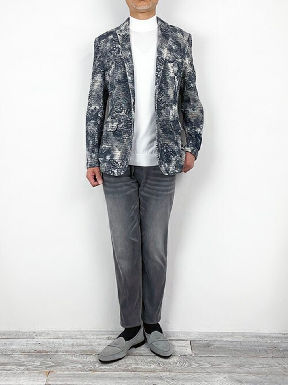 ブルー系のテーラードジャケットを着用したメンズの春コーディネートの1枚目の写真