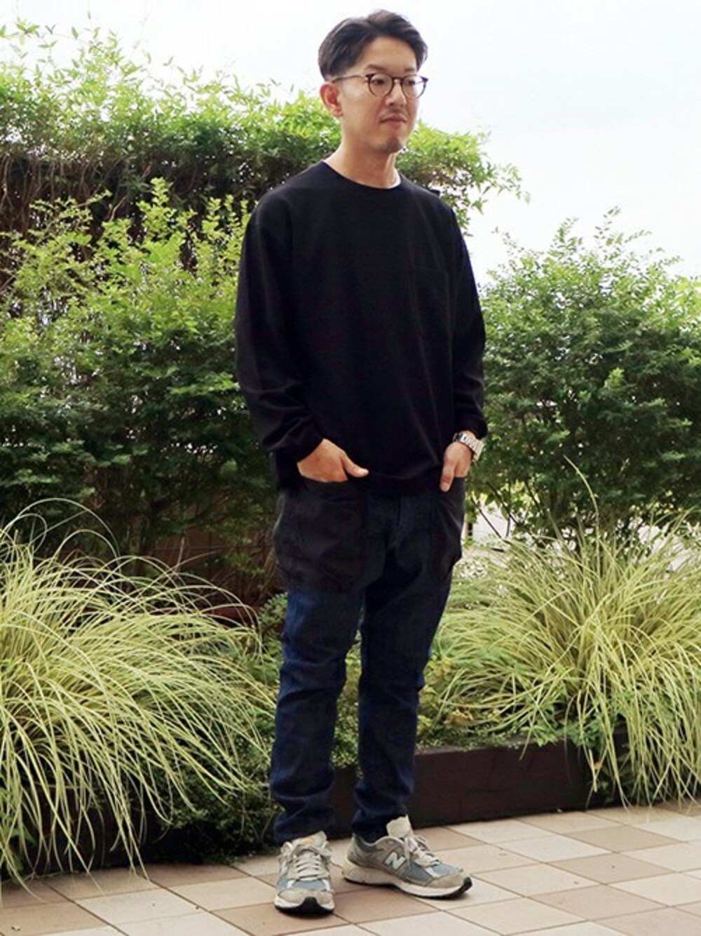 その他のカーゴパンツ、ブラック系のTシャツ/カットソーを着用したメンズの秋コーディネートの1枚目の写真