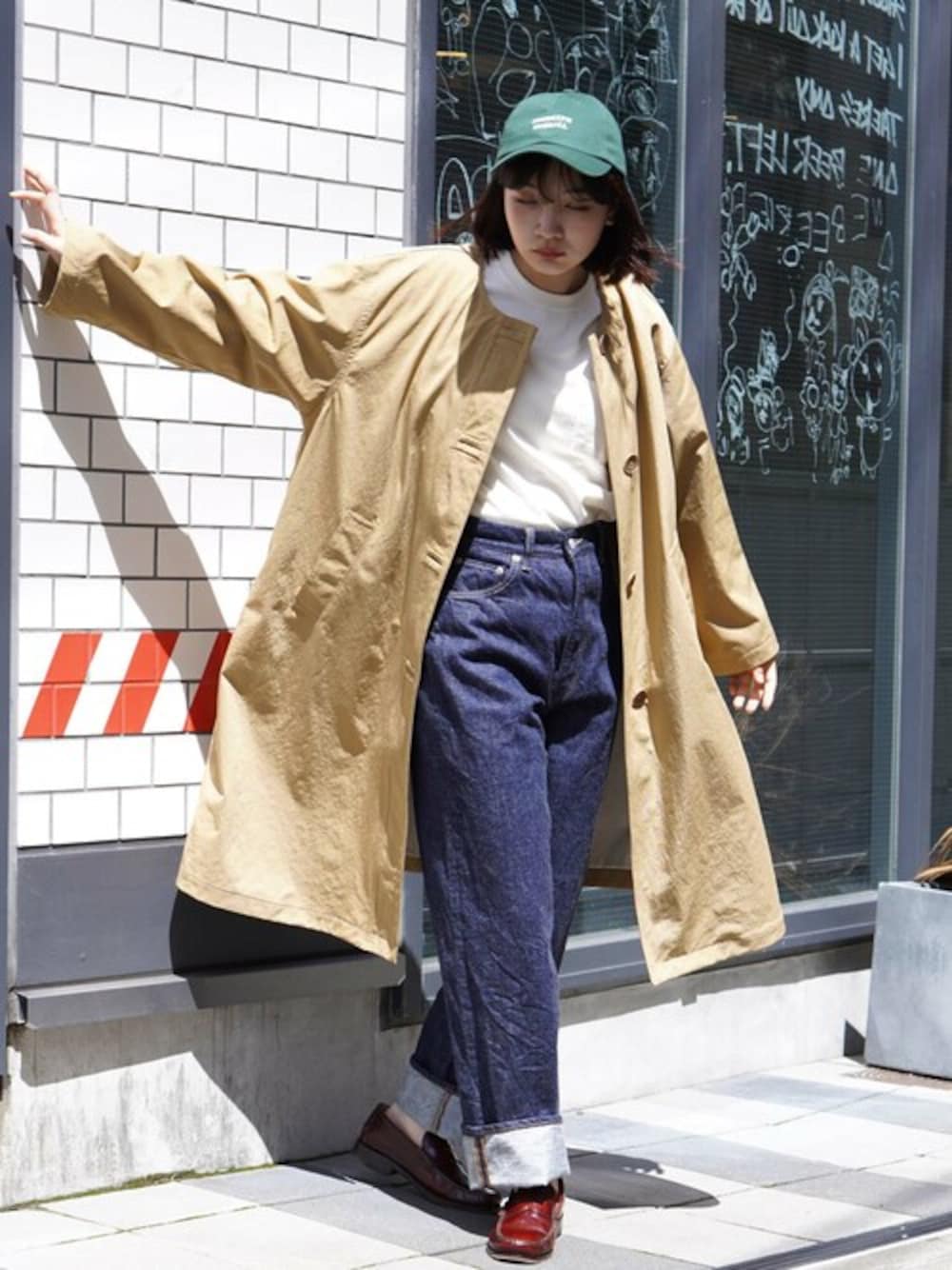「ボーイッシュ、ハイウエストデニム、ノーカラーコート、メンズライク、デニムパンツ、アメトラ、デニムコーデ、ベージュコート」｜「BROOKLYN OVERALLのナイロンチノノーカラーコート（ノーカラーコート、ベージュ系）」を使った、ニコルさん（レディース・166cm）の秋コーディネートの1枚目の写真