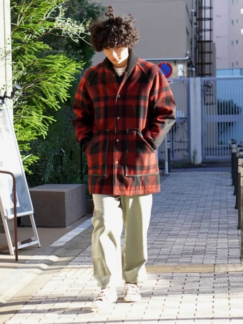 レッド系のスタジャン、グリーン系のスウェットパンツを着用したメンズの秋コーディネートの1枚目の写真