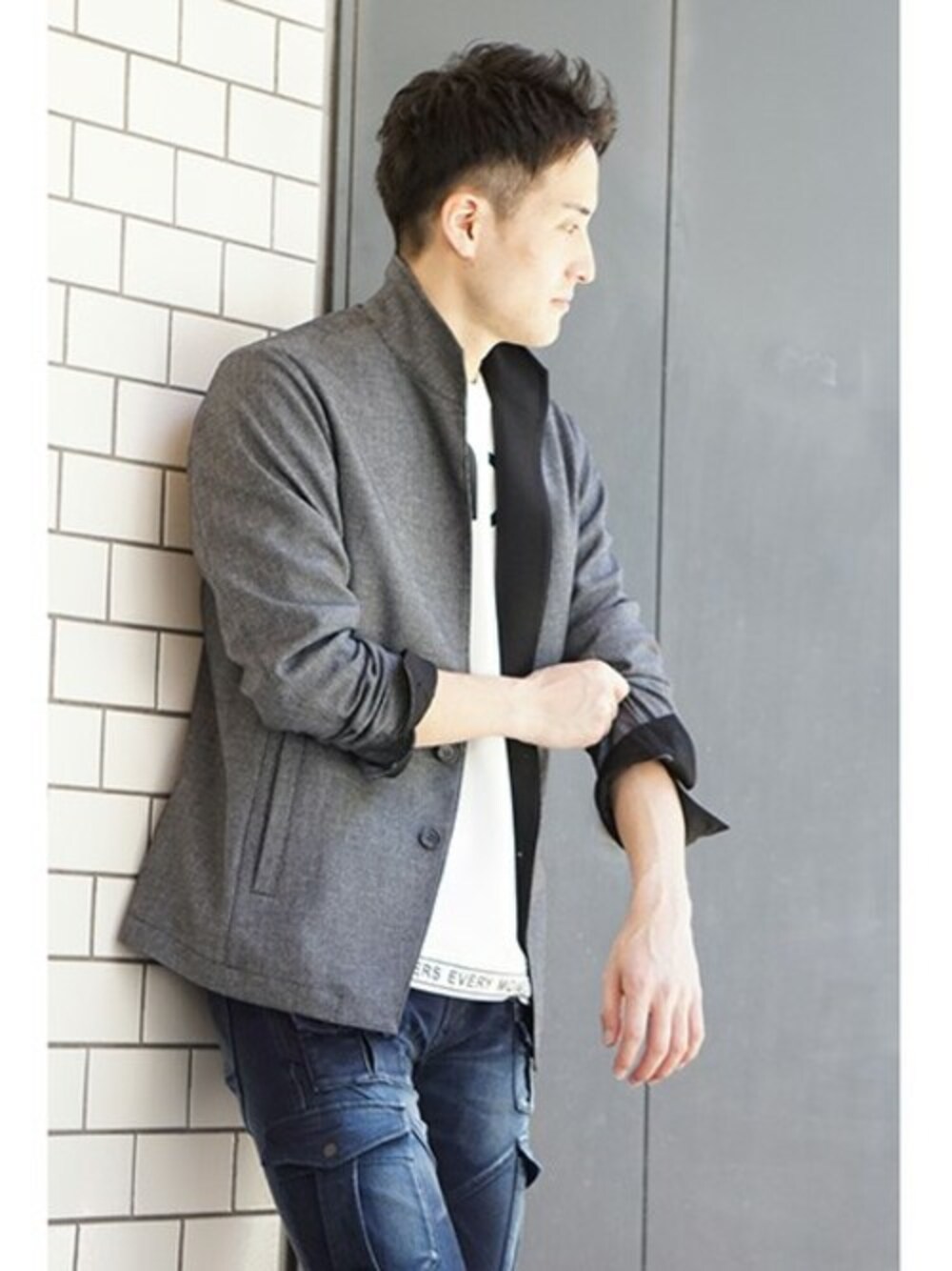 「スウェット、ジャケット、デニム、カジュアル、シンプル、休日スタイル、ラフ、HIDEAWAYS、HIDEAWAYS NICOLE、ハイダウェイ」｜「HIDEAWAYS NICOLEのメランジウーステッドスタンドジャケット（カバーオール、グレー系）」を使った、ニコルさん（メンズ・176cm）の冬コーディネートの1枚目の写真