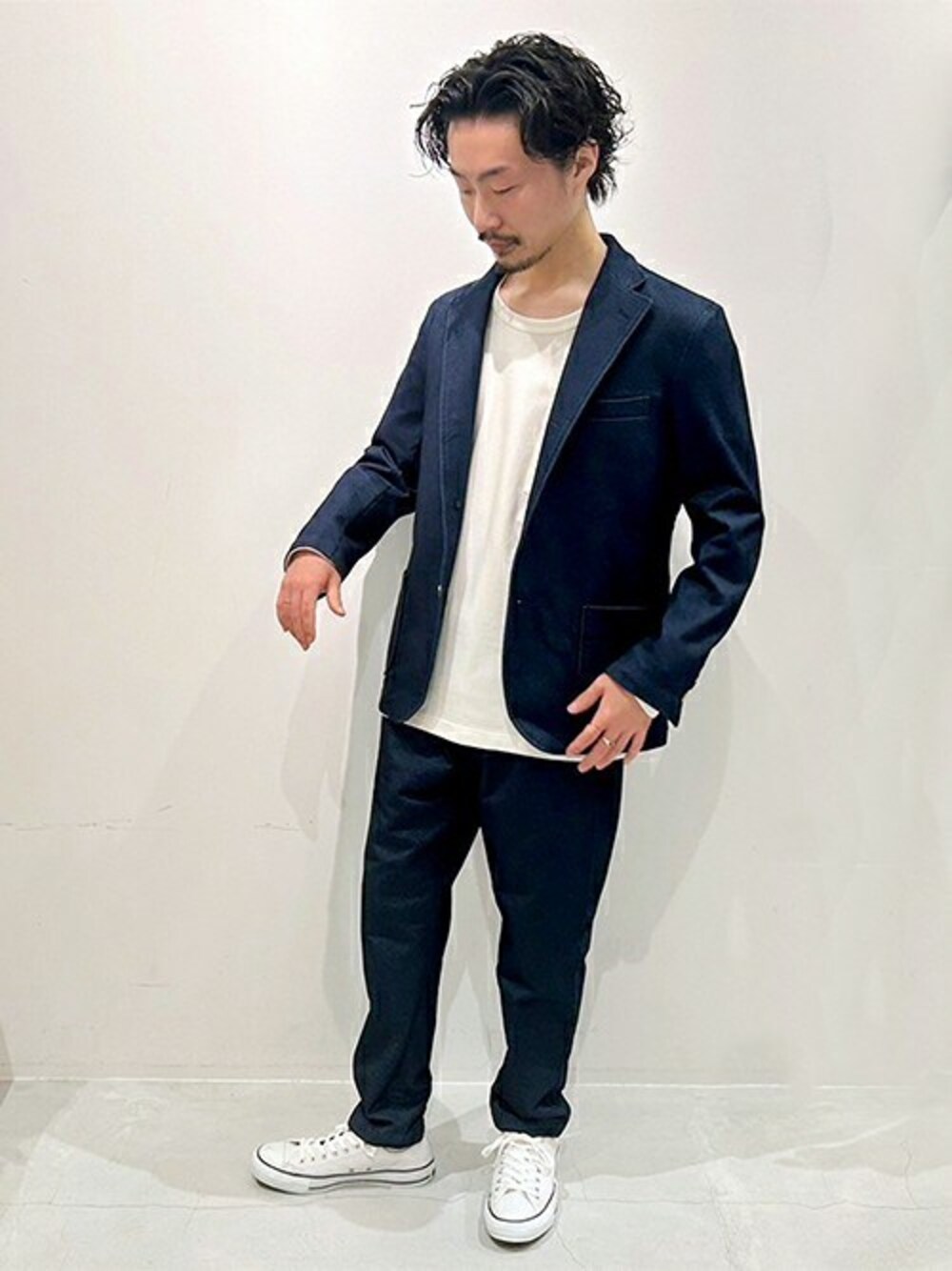 「デニム、コンバース、セットアップ、デニムジャケット、converse、きれいめカジュアル、セットアップスタイル、デニムセットアップ、GrandPARK、グランドパーク」｜「Grand PARKのストレッチデニムジャケット（テーラードジャケット、ブルー系）」を使った、ニコルさん（メンズ・170cm）の春コーディネートの1枚目の写真