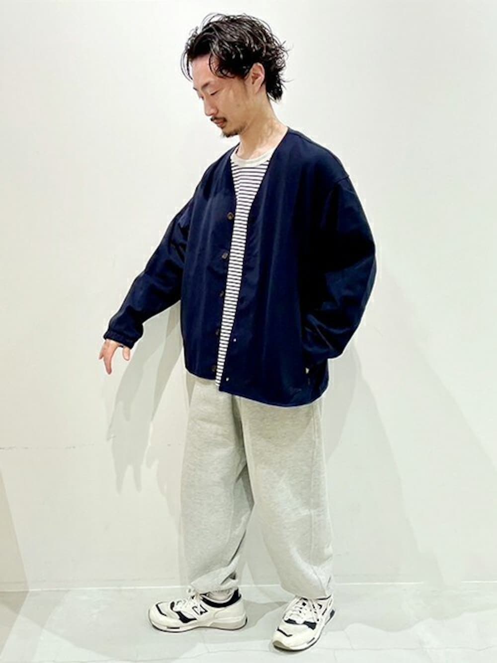 「スウェットパンツ、カジュアル、ボーダー、休日スタイル、春アウター、ノーカラージャケット、春コーデ、GrandPARK、グランドパーク」｜「Grand PARKの圧縮マイクロカノコノーカラーブルゾン（ノーカラージャケット、ブルー系）」を使った、ニコルさん（メンズ・170cm）の春コーディネートの1枚目の写真