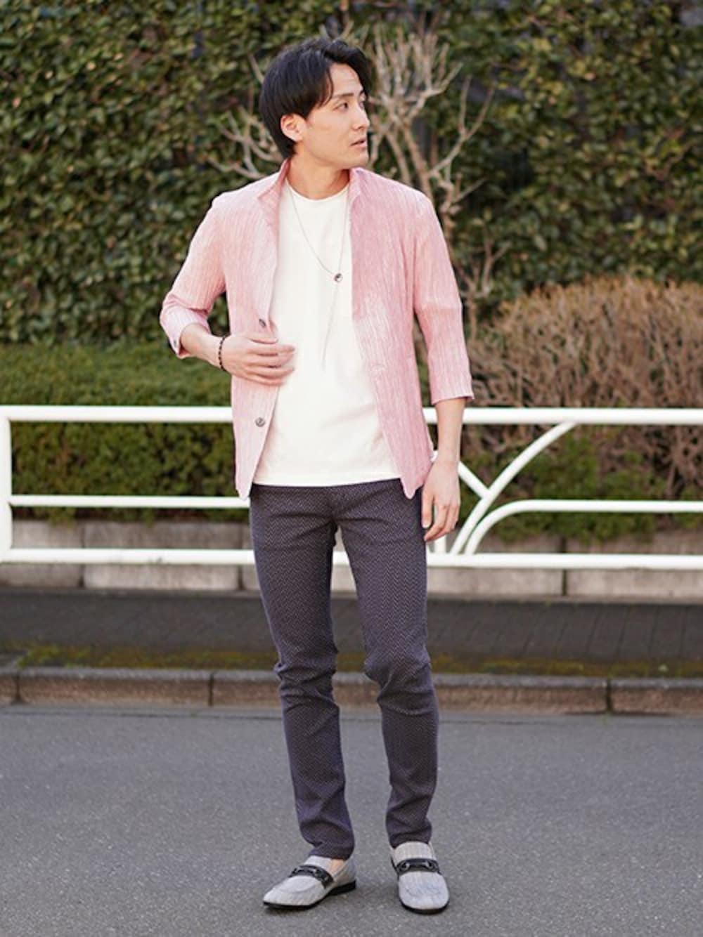 「ジャケット、カジュアル、夏、ローファー、大人カジュアル、休日スタイル、夏コーデ、HIDEAWAYS NICOLE、ハイダウェイ」｜「HIDEAWAYS NICOLEのカラープリーツ７分袖ジャケット（その他アウター、ピンク系）」を使った、ニコルさん（メンズ・176cm）の春コーディネートの1枚目の写真