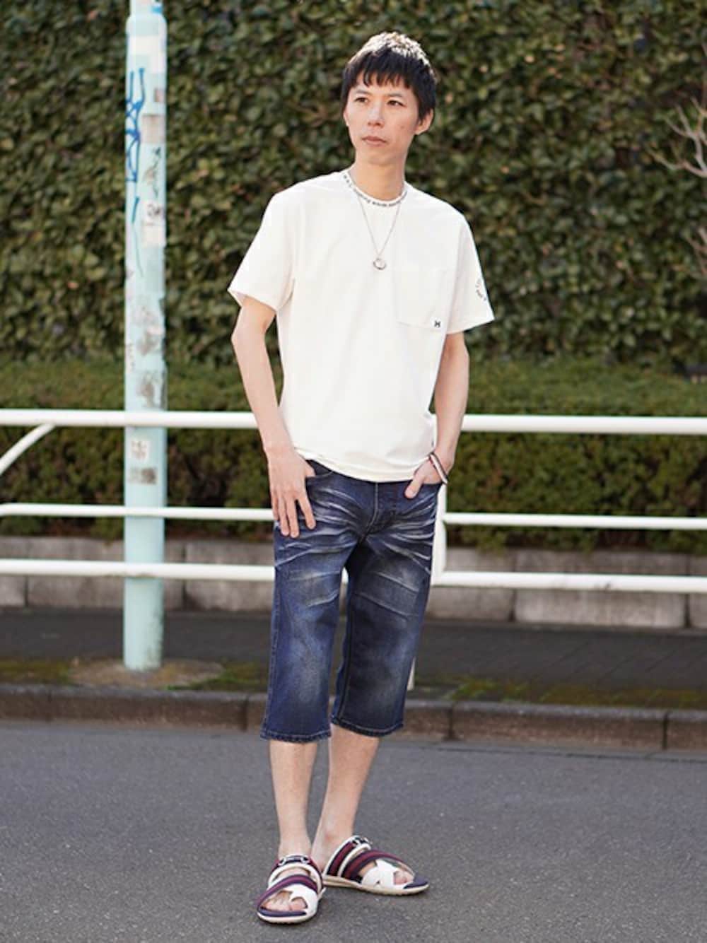 「デニム、カジュアル、夏、Tシャツ、ショーツ、夏コーデ、白Tシャツ、HIDEAWAYS NICOLE、ハイダウェイ」｜「HIDEAWAYS NICOLEの【20周年記念】ロゴプリント半袖Ｔシャツ（Tシャツ/カットソー、ホワイト系）」を使った、ニコルさん（メンズ・168cm）の春コーディネートの1枚目の写真