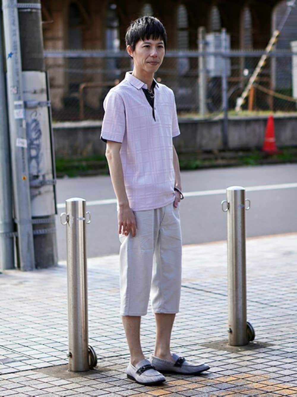 「カジュアル、シンプル、夏、ローファー、ポロシャツ、夏コーデ、HIDEAWAYS NICOLE、ハイダウェイ」｜「HIDEAWAYS NICOLEのリンクスチェックスキッパーポロシャツ（ポロシャツ、パープル系）」を使った、ニコルさん（メンズ・168cm）の春コーディネートの1枚目の写真
