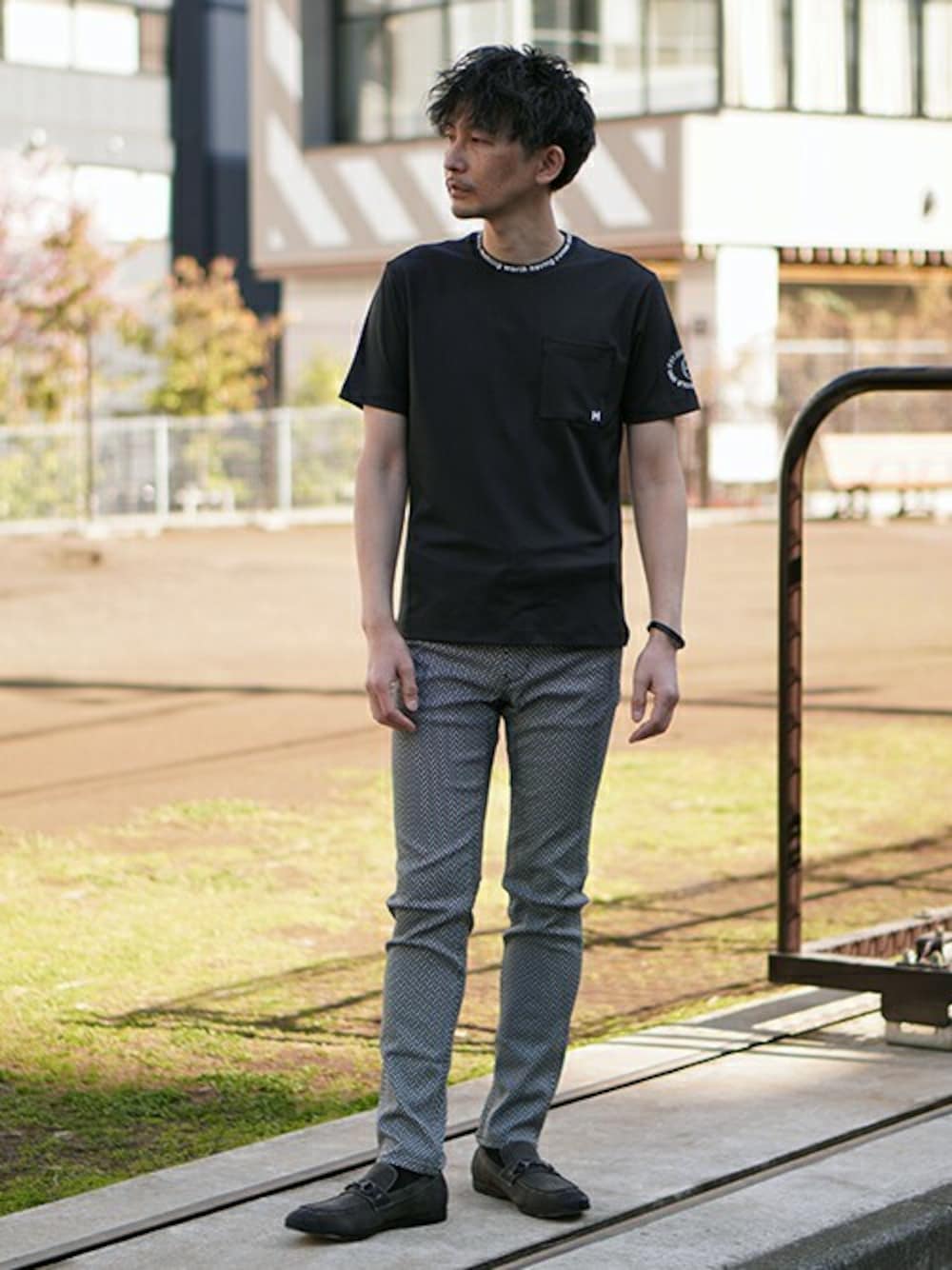「カジュアル、シンプル、Tシャツ、ローファー、モノトーン、白×黒、HIDEAWAYS NICOLE、ハイダウェイ」｜「HIDEAWAYS NICOLEの【20周年記念】ロゴプリント半袖Ｔシャツ（Tシャツ/カットソー、ブラック系）」を使った、ニコルさん（メンズ・181cm）の春コーディネートの1枚目の写真