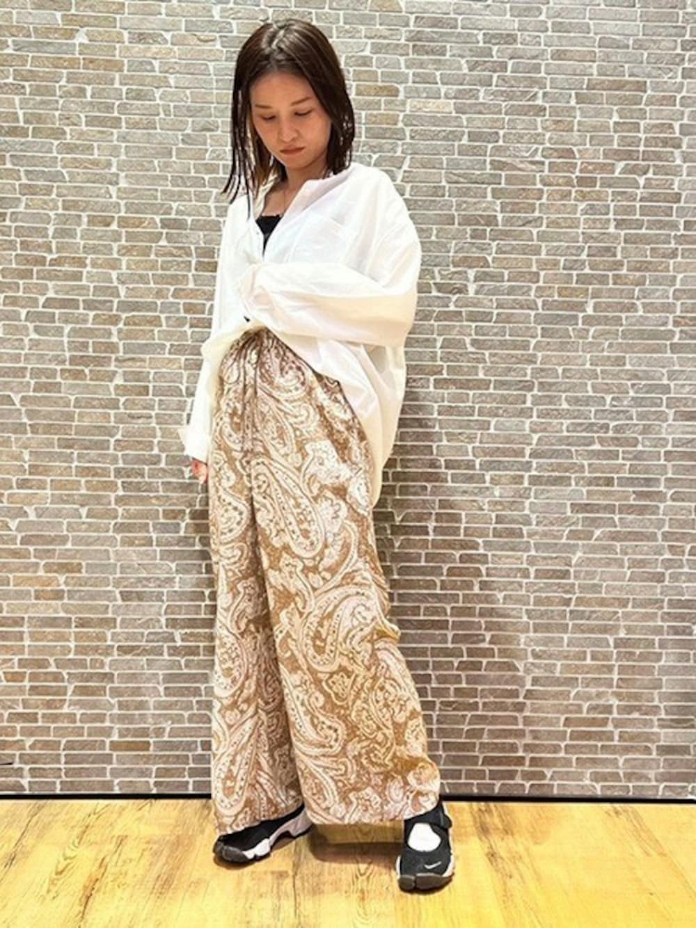 「柄パンツ、NIKE、大人カジュアル、ナイキ、リネン、リネンシャツ、麻シャツ、麻、GrandPARK、グランドパーク」｜「Grand PARKの爽やか吸水速乾　リネン　長袖シャツ（シャツ/ブラウス、ベージュ系）」を使った、ニコルさん（レディース・159cm）の春コーディネートの1枚目の写真