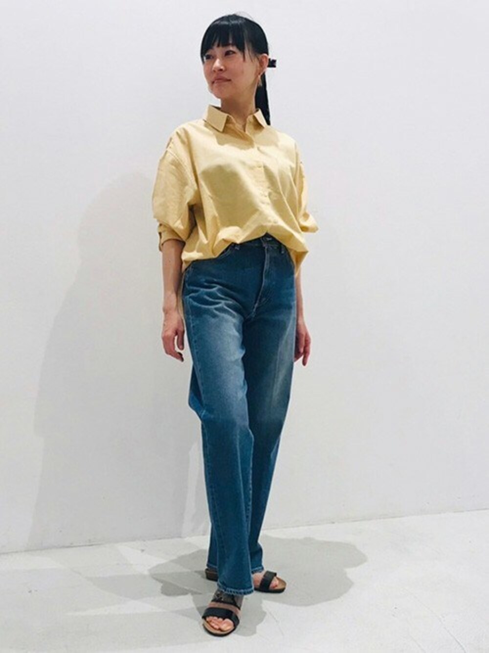 「デニム、カジュアル、デニムパンツ、リネン、春コーデ、リネンシャツ、麻シャツ、麻、GrandPARK、グランドパーク」｜「Grand PARKの爽やか吸水速乾　リネン　長袖シャツ（シャツ/ブラウス、イエロー系）」を使った、ニコルさん（レディース・153cm）の春コーディネートの1枚目の写真