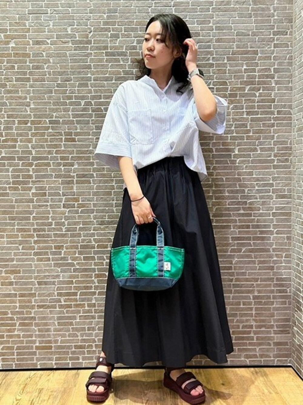 「カジュアル、シンプル、ストライプシャツ、サンダル、休日コーデ、春夏コーデ、drifter、ミニトート、GrandPARK、グランドパーク」｜「Grand PARKのストライプ　クロップドワイドシャツ（シャツ/ブラウス、ブルー系）」を使った、ニコルさん（レディース・165cm）の春コーディネートの1枚目の写真