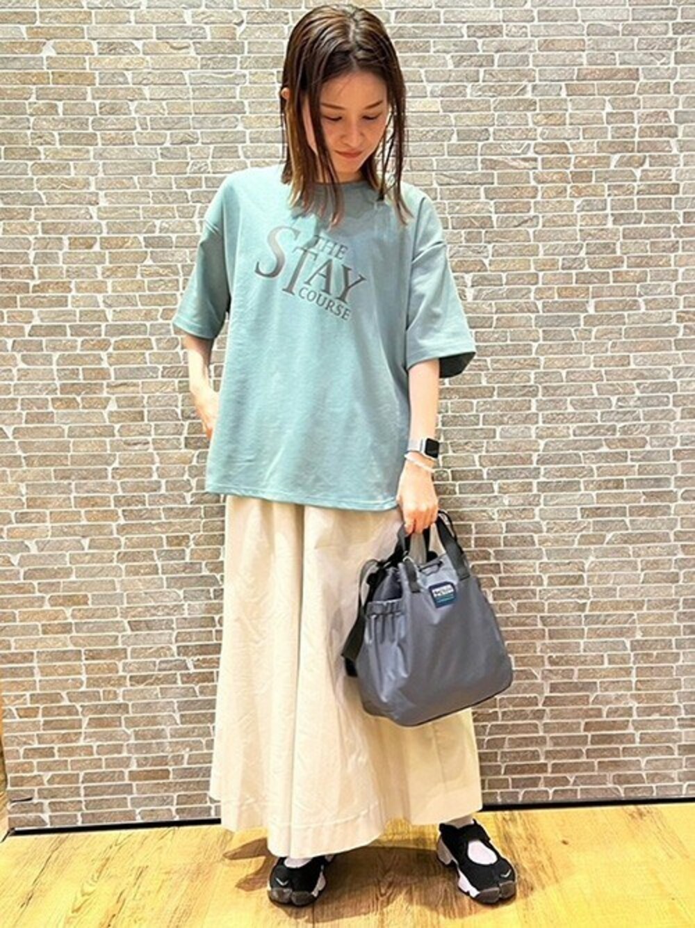 「ロゴT、カジュアル、シンプル、NIKE、ナイキ、夏コーデ、fredrik packers、GrandPARK、グランドパーク」｜「Grand PARKのロゴ入り　ラウンドヘムTシャツ（Tシャツ/カットソー、グリーン系）」を使った、ニコルさん（レディース・159cm）の春コーディネートの1枚目の写真