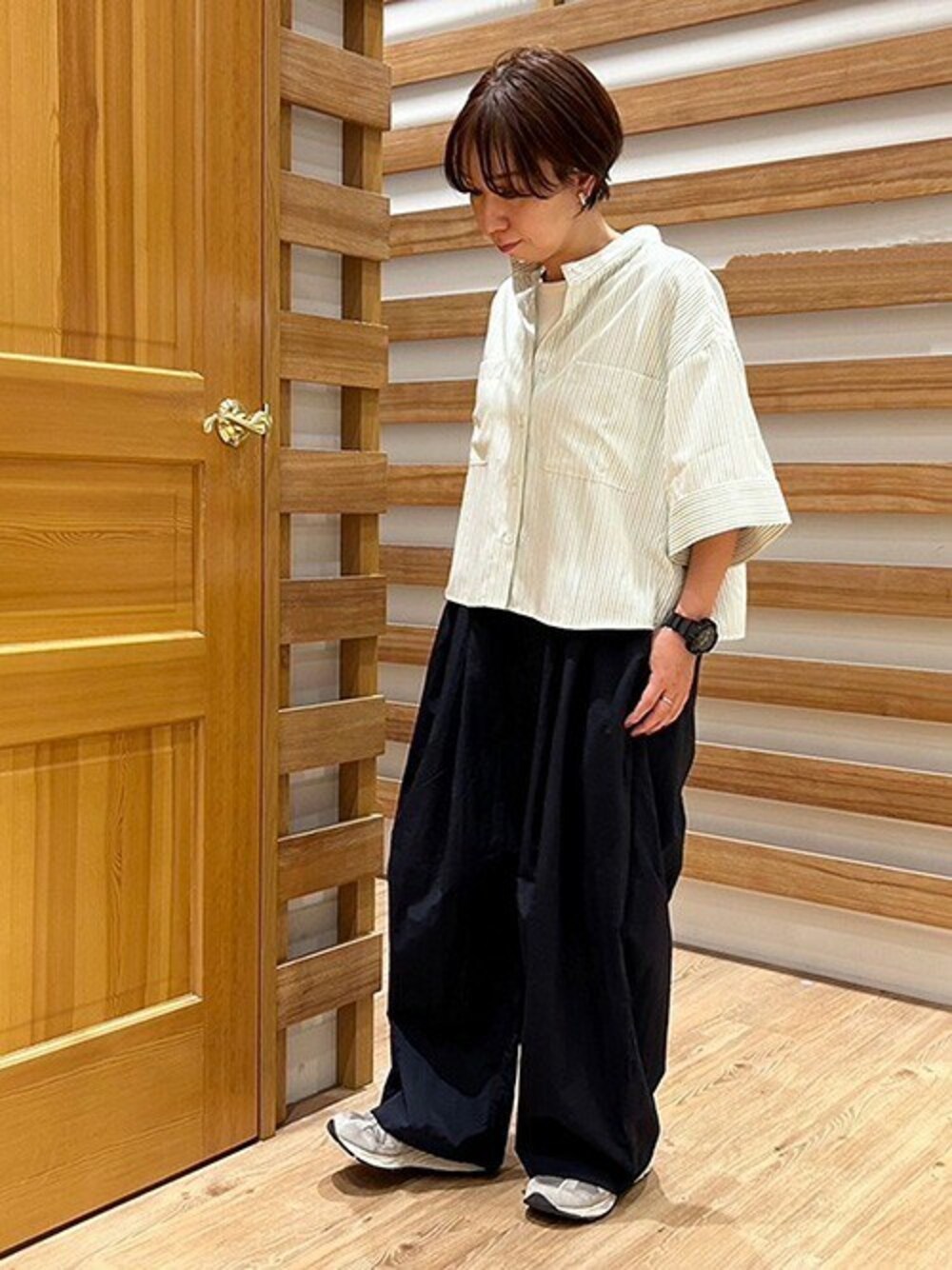 「カジュアル、New Balance、ニューバランス、ワイドパンツ、ストライプシャツ、ラフ、夏コーデ、GrandPARK、グランドパーク」｜「Grand PARKのストライプ　クロップドワイドシャツ（シャツ/ブラウス、グリーン系）」を使った、ニコルさん（レディース・154cm）の春コーディネートの1枚目の写真
