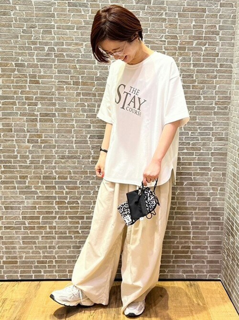 「ロゴT、カジュアル、New Balance、ニューバランス、休日スタイル、ラフ、GrandPARK、グランドパーク」｜「Grand PARKのロゴ入り　ラウンドヘムTシャツ（Tシャツ/カットソー、ホワイト系）」を使った、ニコルさん（レディース・155cm）の春コーディネートの1枚目の写真