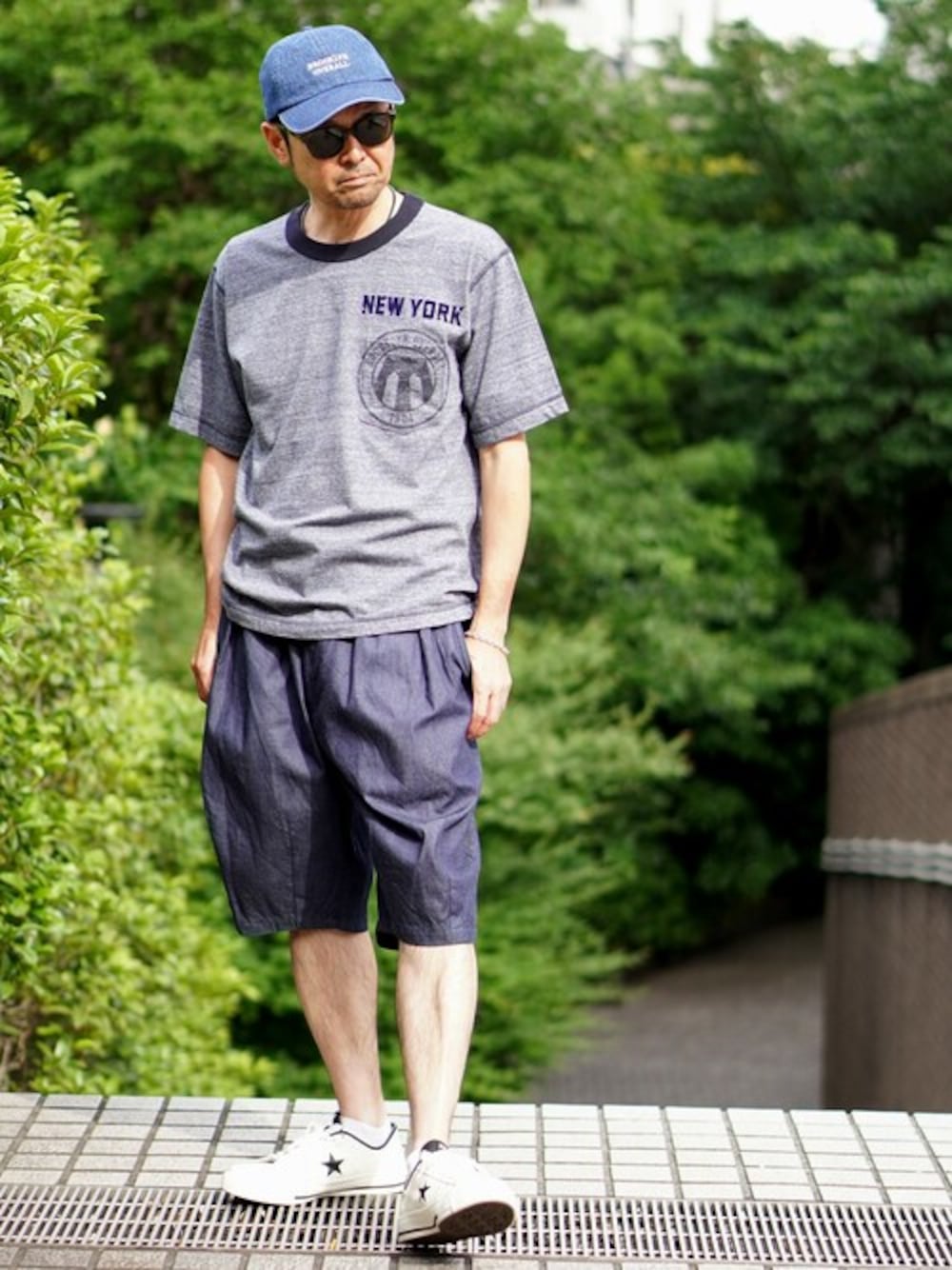 「キャップ、ショートパンツ、Tシャツ、大人カジュアル、ネイビーコーデ、リンガーTシャツ、霜降りブルー、BROOKLYNOVERALL」｜「BROOKLYN OVERALLのリンガーTシャツ（Tシャツ/カットソー、ブルー系）」を使った、ニコルさん（メンズ・172cm）の春コーディネートの1枚目の写真