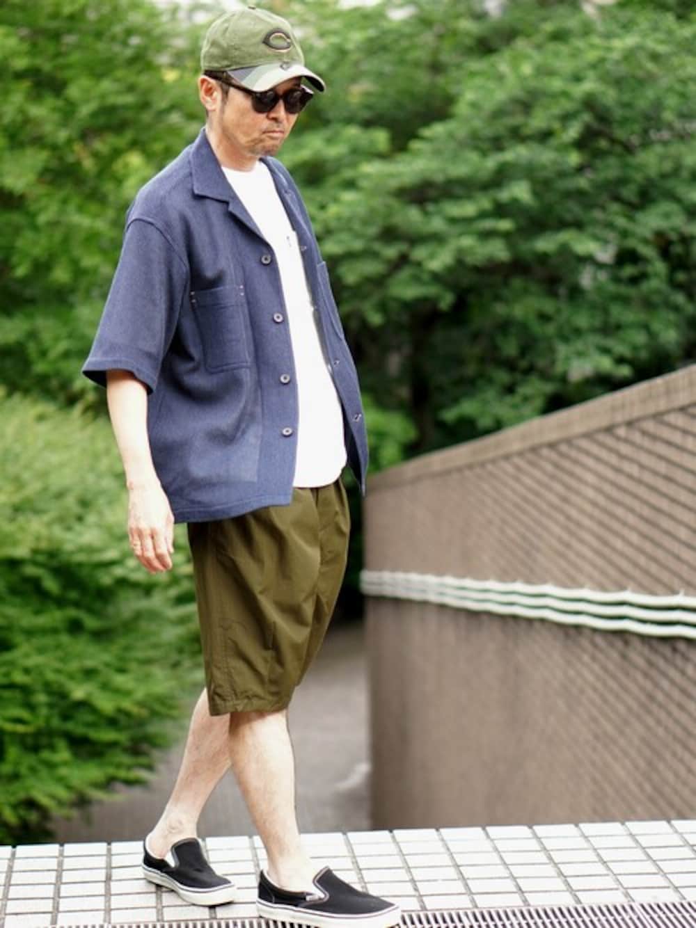 「キャップ、ショートパンツ、ネイビー、大人カジュアル、リラックススタイル、透け感、半袖シャツ、涼しい、BROOKLYNOVERALL、ブルックリンオーバーオール」｜「BROOKLYN OVERALLのカラミニット半袖シャツ（シャツ/ブラウス、ブルー系）」を使った、ニコルさん（メンズ・172cm）の春コーディネートの1枚目の写真