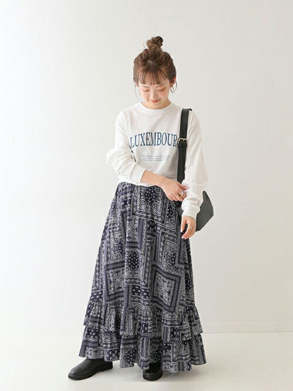 「ロンT、ティアードスカート、slobeiena、スローブイエナ、SLOBE IENA」｜「SLOBE IENAのLUXEMBOURG ロンTEE【手洗い可能】◆（Tシャツ/カットソー、ホワイト系）」を使った、ayumiさん（レディース・159cm）の春コーディネートの1枚目の写真