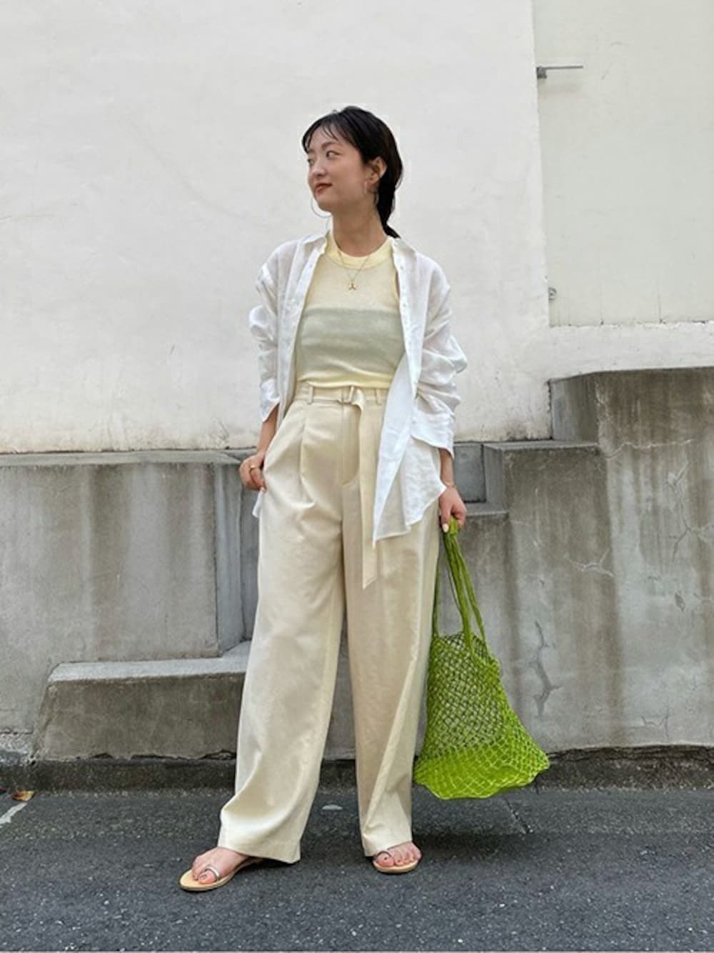 ホワイト系のシャツ/ブラウス、ホワイト系のシャツ/ブラウス、イエロー系のTシャツ/カットソーを着用したレディースの春コーディネートの1枚目の写真