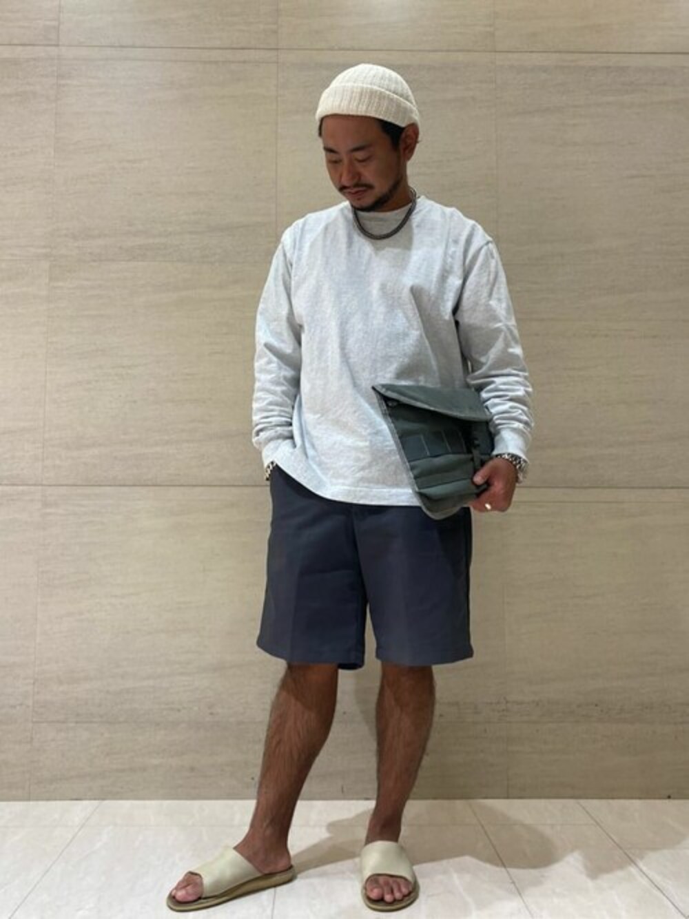 グレー系のPC・タブレットケースを着用したメンズの春コーディネートの1枚目の写真