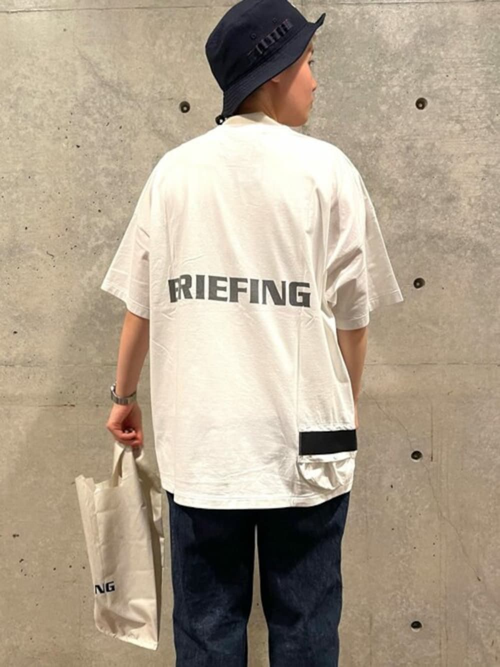 ブラック系のショルダーバッグ、ホワイト系のTシャツ/カットソーを着用したレディースの夏コーディネートの1枚目の写真