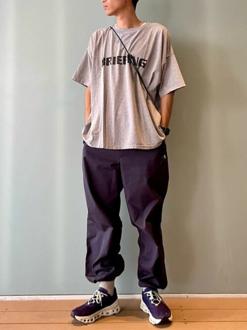 グレー系のTシャツ/カットソーを着用したメンズの夏コーディネートの1枚目の写真