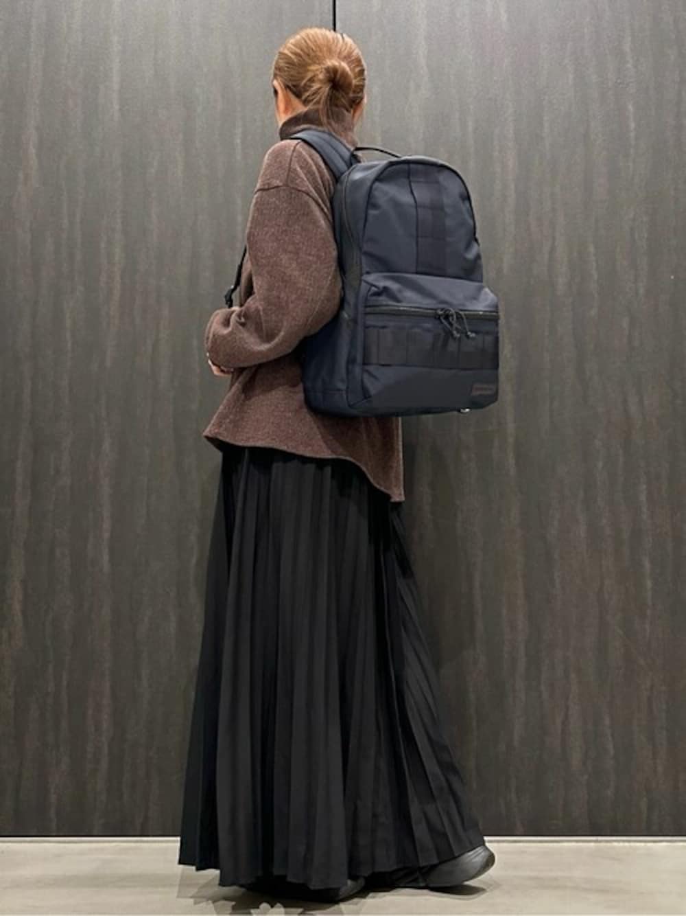 ブルー系のバックパック/リュックを着用したメンズの冬コーディネートの1枚目の写真