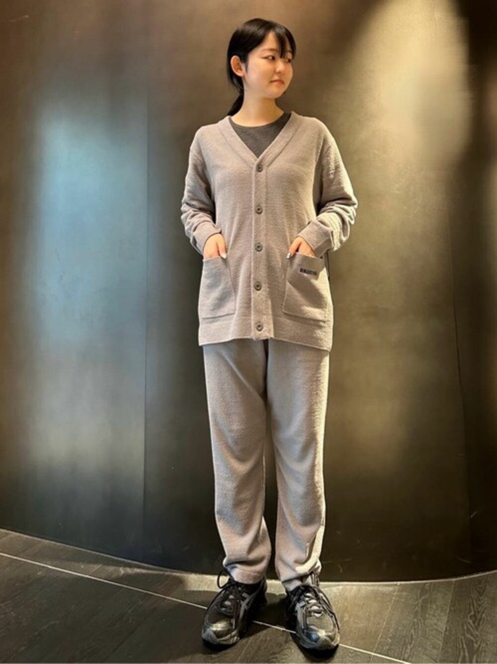 グレー系のカーディガン/ボレロ、グレー系のスウェットパンツを着用したレディースの春コーディネートの1枚目の写真