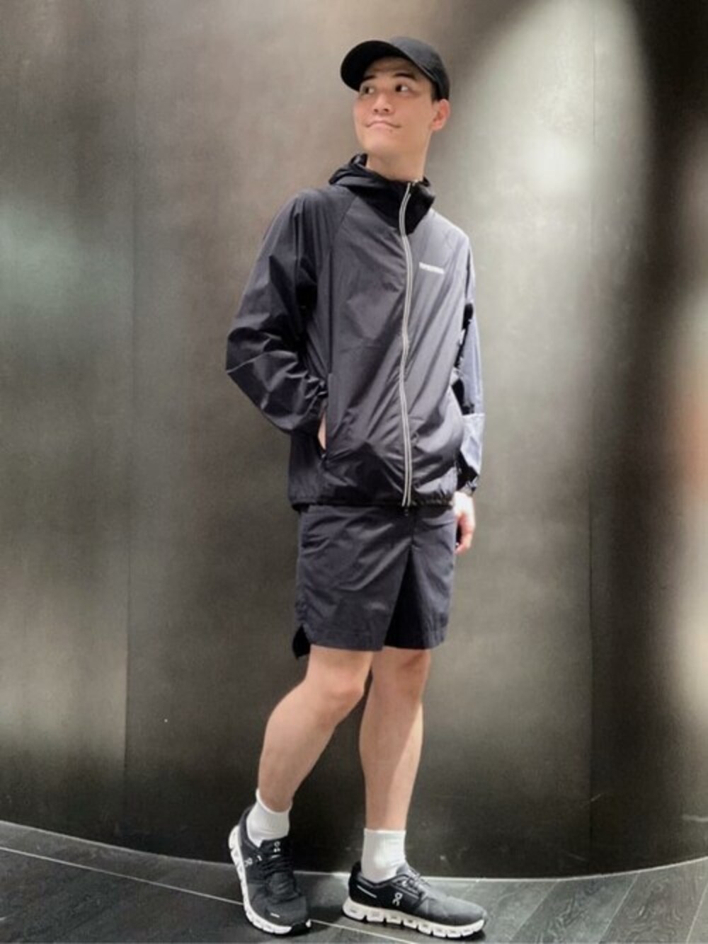 ブラック系のテーラードジャケット、ブラック系のその他パンツ、ブラック系のキャップを着用したメンズの春コーディネートの1枚目の写真